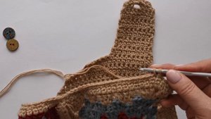 Вязание крючком Чепчик бабушкин квадрат, обвязка застёжки часть 2