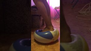 Хотел лопнуть мячик