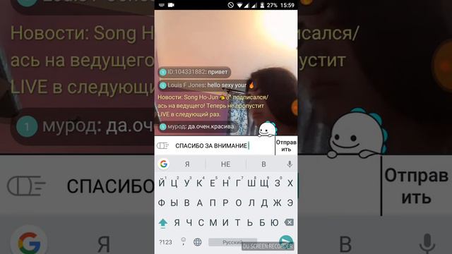 Красиво играет пианино девушка