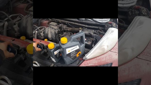 ЗАМЕНА МАСЛА В ДВИГАТЕЛЕ НИССАН ЖУК(1.6.2011 года) смотреть онлайн