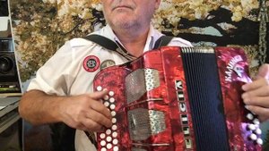 Гармонь переведена с немецкого на русский строй . Кто перевёл ? - баянист Сергей Замбровский