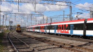 Электропоезд ЭГ2Тв-021 подползает к платформе станции Царицыно