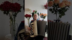 Для друзей эту песню я пою. ( А я играю).
