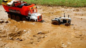 Кран грузит машинки в самосвалы