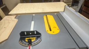 Настольная циркулярная пила DEWALT dwe 7485 и стол к ней.