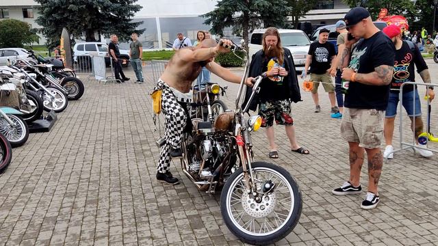 Крутой запуск Harley-Davidson с кик-стартера! Юра и его чоппер в стиле Old School!