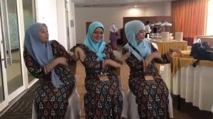 Panama dance pramugari tolak troli a.k.a pramusaji??