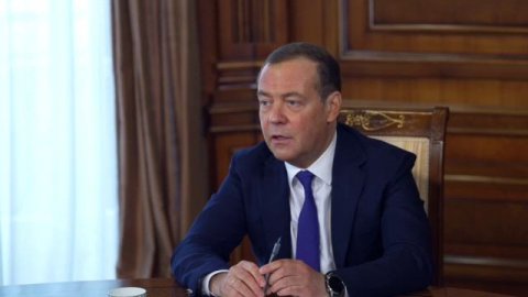 Медведев: если бы не стратегические ядерные силы России, страну разорвали бы на куски