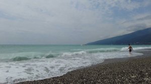 Абхазия-Прогулка в Гаграх, купание в море и вечерний отдых на пляже (3 серия)