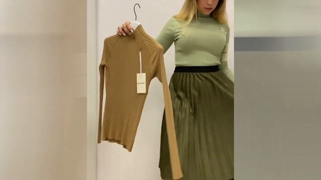 Демисезонные новинки. Комплекты из плиссированных юбок, принтованных джемперов и водолазок. смотреть онлайн