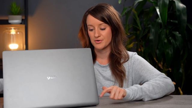 The Lightest 17" Laptop EVER? | NEW 17" LG gram Review! смотреть онлайн