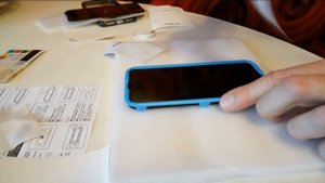 iPhone 7 Black наклеиваю закаленное стекло стекло ESR (с рамкой для установки в комплекте)