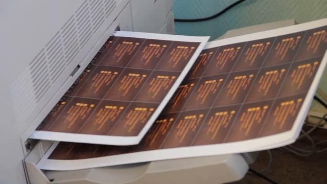 Процесс печати визиток. смотреть онлайн