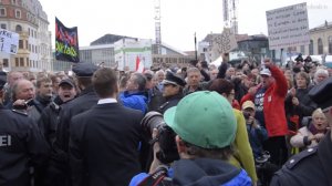 Демонстранты и политики в день объединения Германии. Дрезден 03.10.2016.