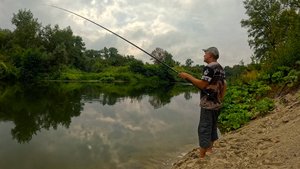 Рыбалка на поплавок  на речке в конце августа