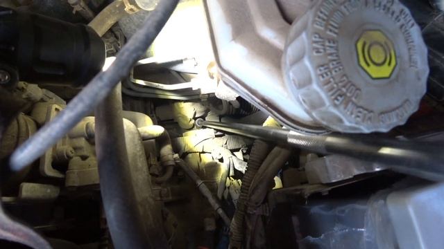 замена стоек , втулок стабилизатора SUZUKI SWIFT смотреть онлайн