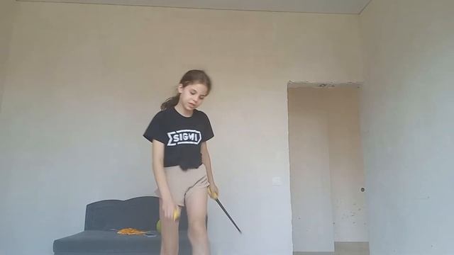 гимнастка показывает элементы с предметами ,а самочка повторяет смотреть онлайн