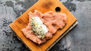 Куриные рулетики с творогом и зеленью в духовке