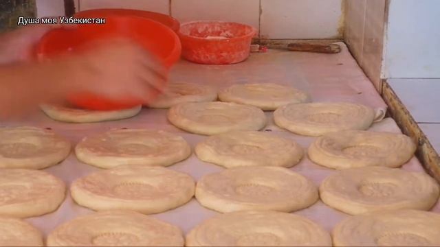 Как делают Узбекские Лепёшки в Тандыре! Тандирда Нон Епиш! Uzbek Flatbread смотреть онлайн