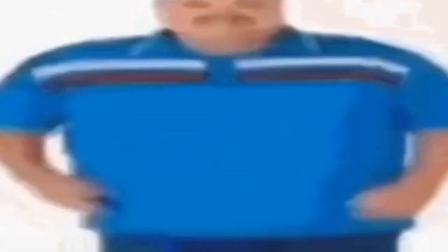 широкий дед переодевается