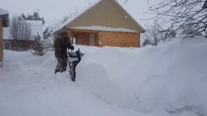 Снегоуборщик champion st662e и сугроб 90см