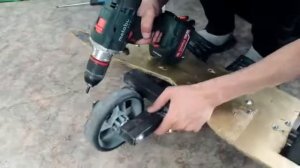 DIY   GIROSKUTER S MOTOROM SVOIMI RUKAMI ! HOW to MAKE RUSSIAN Hoverboard MosVideos com