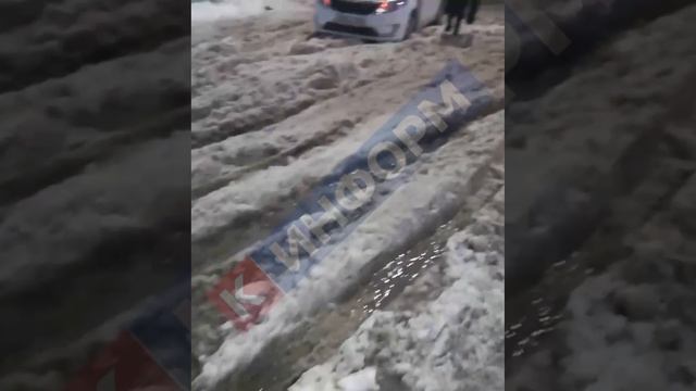 Сургутяне жалуются на уборку снега во дворах, не проехать не пройти