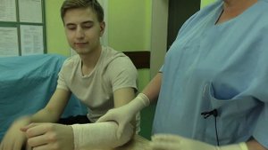 Гипсовая повязка. На занятии по Лечебной иммобилизации.