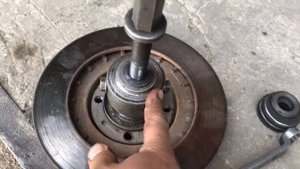 КАК ЗАМЕНИТЬ ПЕРЕДНИЙ СТУПИЧНЫЙ ПАДШИПНИК НА ВАЗ 2110  ПРИОРА КАЛИНА