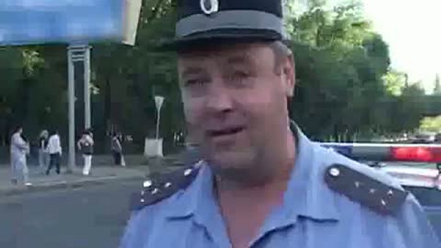 Пьяный уснул прямо на проезжей части / www.kengarags.ru смотреть онлайн