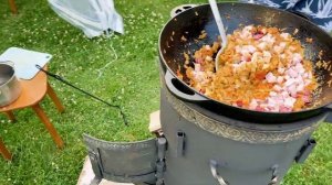 Сырный суп в казане на костре с копченой колбасой и ветчиной. Мужская кухня