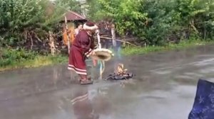 Телеутский шаман встречает с бубном