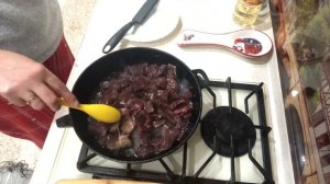 Готовим печень говяжью с луком.