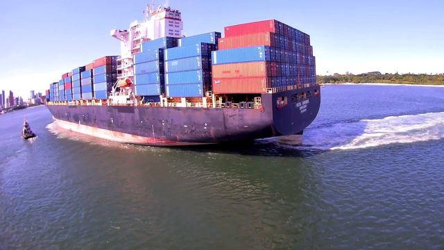 КОНТЕЙНЕРОВОЗ / Выход контейнеровоза смотреть онлайн