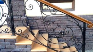 Отделка цоколя кирпичом кованые перила на входе в дом крыльцо ступени