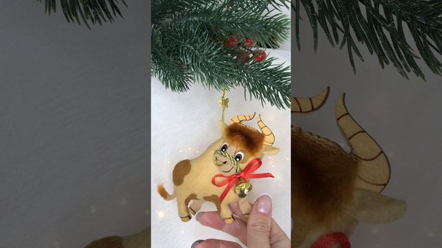 Арт. Ф86  Новогодняя игрушка «Мистер Бык» бежевый