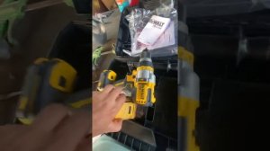 Даруюсь покупке шуруповёрт dewalt 999