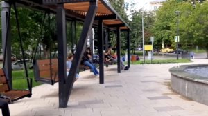 Парковые качели с крышей от солнца