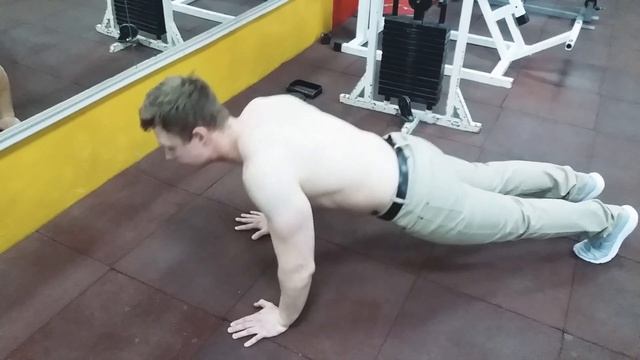 Отжимания узким хватом. Стандартная техника выполнения смотреть онлайн