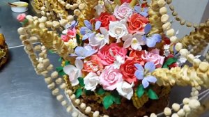 Свадебный каравай от "Изольды" украшенный сахарными цветами.