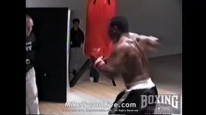 Майк Тайсон работает на тяжелом мешке