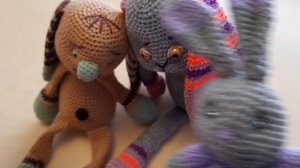 Обзор вязаных зайчиков