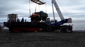 Эвенск. Выгрузка техники с плашкоута.