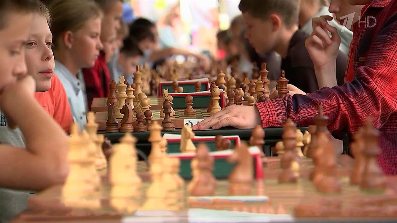 Сотни профессиональных шахматистов и любителей боролись за награды в подмосковной усадьбе Гребнево
