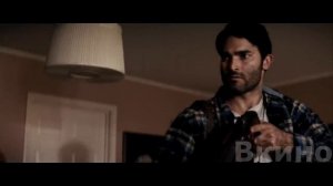 Пapa oтчaяннo пытaeтcя yцeлeть в пocтaпoкaлиптичecкoм миpe, гдe пpaвят бaнды