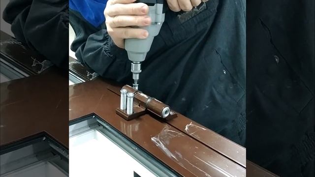 Установки накладных петель на алюминиевые двери ?