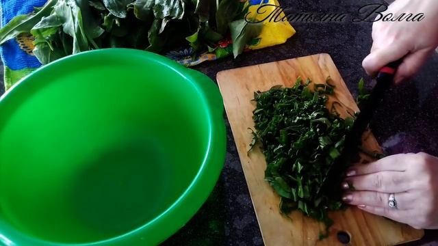 Пирог со щавелем из песочного теста.