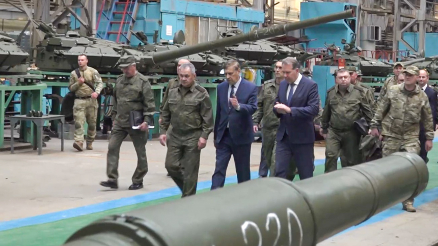 Шойгу проинспектировал производящее танки предприятие в Омской области