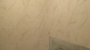 Ремонт ванной комнаты светлой кафельной плиткой со встроенным в стену зеркалом. Все этапы ремонта