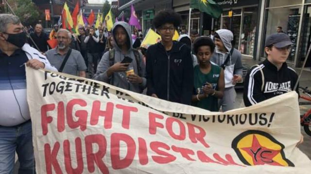 22.04.22 НОВОСТИ КУРДИСТАНА В ЛОНДОНЕ ПОЛИЦИЯ НАПАЛА НА ПРОТЕСТУЮЩИХ КУРДОВ !!! смотреть онлайн